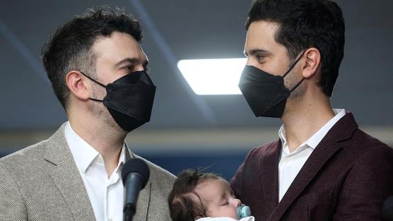  Javier Silva y Jaime Nazar, la primera pareja del mismo sexo que contrae matrimonio en Chile, junto a uno de sus hijos.